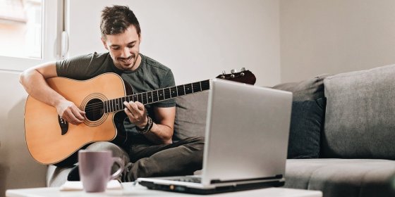 Урок з гри на акустичній гітарі